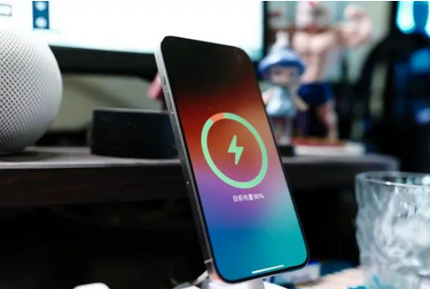 交城苹果15换屏服务分享用什么充电器给iPhone15充电更好 